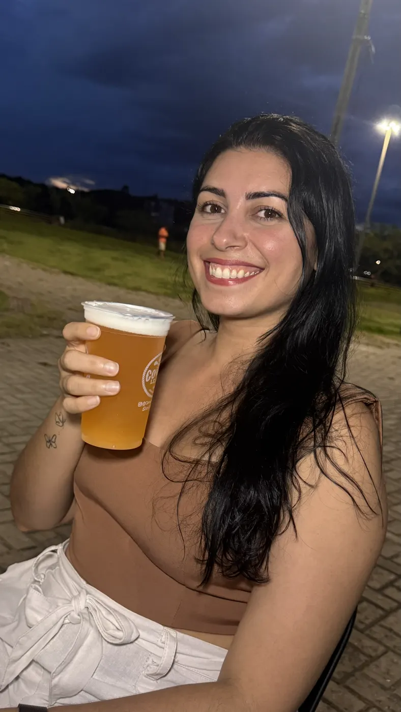 Cliente brindando com chope Cowboy Leader