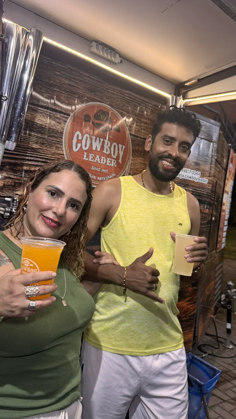 Cliente brindando com chope Cowboy Leader