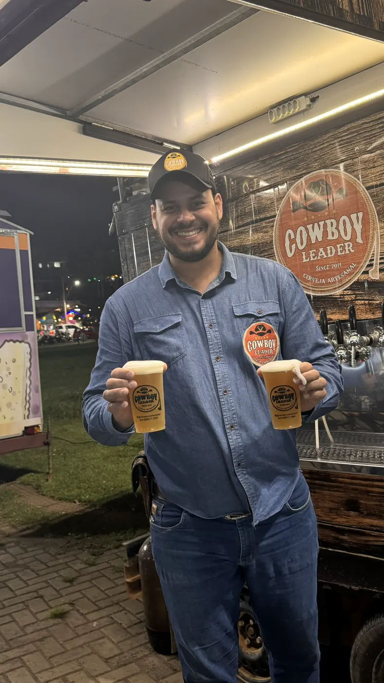 Cliente brindando com chope Cowboy Leader