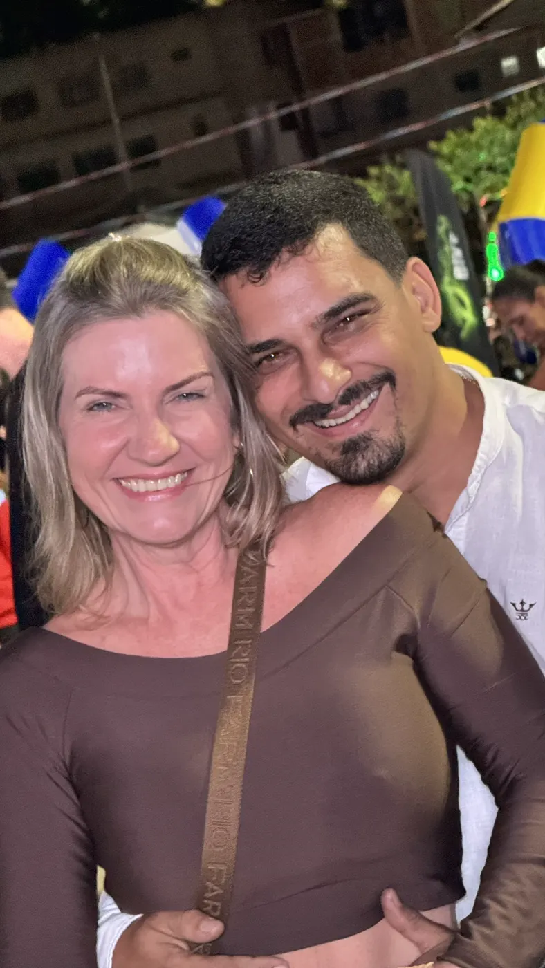 Cliente brindando com chope Cowboy Leader